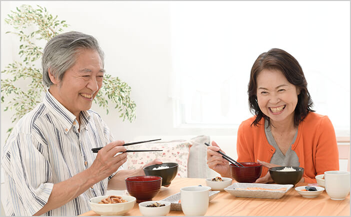 楽しく食事をする老夫婦